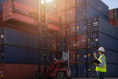 Foreman'ın denetim kapsayıcılarını kutusu için kamyon yükleme