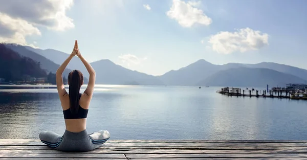 Jonge vrouw beoefenen van yoga in de natuur — Stockfoto