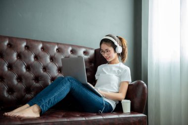 mutlu genç gülümseyen kadın portresi