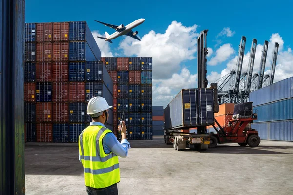 Foreman controle de carga Containers caixa para caminhão — Fotografia de Stock