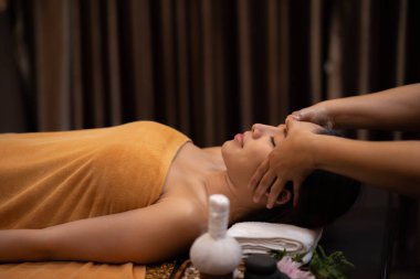spa salonunda güzel genç Asyalı kadın