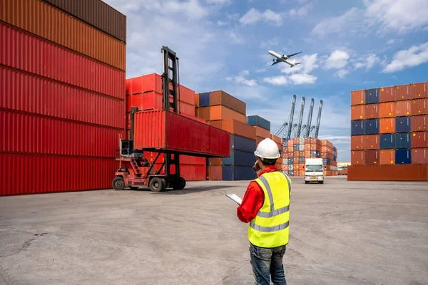 Foreman controle de carga Containers caixa para caminhão — Fotografia de Stock