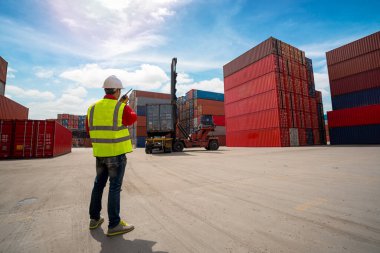 Foreman denetimi Lojistik İthalat İhracat Arkaplanı, İş lojistik konsepti, ithalat ve ihracat kavramı için kutuları kamyondan kamyona yükleme