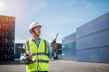 Foreman denetimi Lojistik İthalat İhracat Arkaplanı, İş lojistik konsepti, ithalat ve ihracat kavramı için kutuları kamyondan kamyona yükleme
