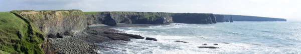 野生大西洋沿岸克里里岛的岩石海岸线和悬崖峭壁 — 图库照片