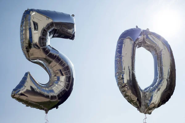 银球在云中飘扬 庆祝50周年 — 图库照片