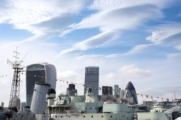 Hms Belfast Atracado Ciudad Londres Con Rascacielos Fondo —  Fotos de Stock