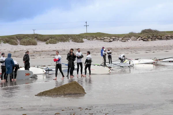 Windsurfista Fazendo Uma Pausa Praia Irlanda Kerry Maharees County — Fotografia de Stock