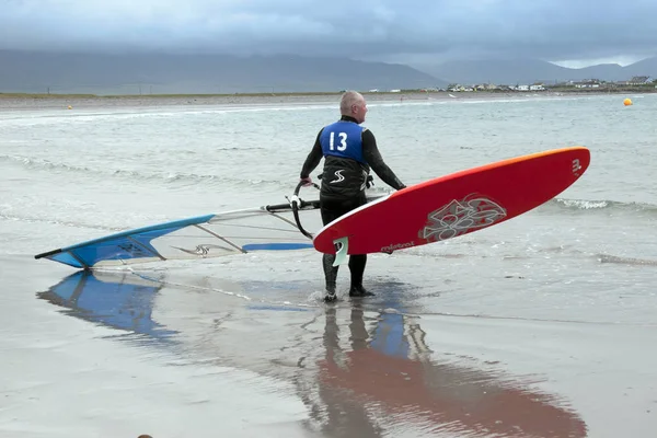 Windsurfista Preparándose Para Carrera Surf Playa Condado Maharees Kerry Irlanda — Foto de Stock