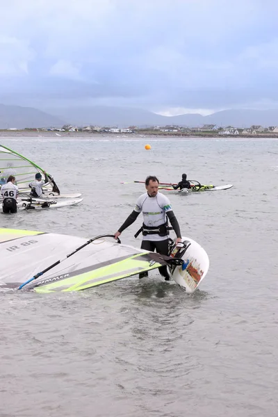 Windsurfers Préparant Courir Surfer Sur Plage Dans Comté Maharees Kerry — Photo