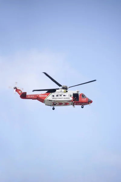 Irlandzki Coastguard Śmigłowca Ratunkowego Misję Wyszukiwania Irlandzki Niebo — Zdjęcie stockowe