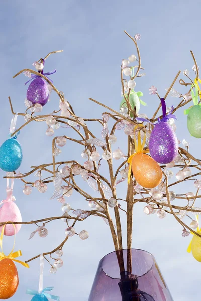 Velikonoční Vejce Strom Dekorace Proti Jasné Modré Obloze — Stock fotografie