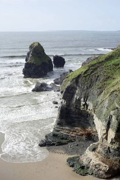原始的岩石和峭壁在修女海滩在狂放的大西洋方式 — 图库照片