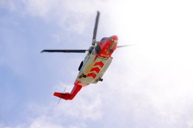 İrlanda Sahil güvenlik kurtarma helikopteri İrlandalı gökyüzünde arama görevde