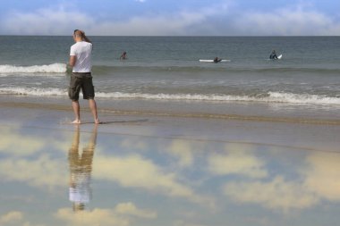ballybunion county Kerry İrlanda sörfçü izlerken cankurtaran ile altın kumsalı