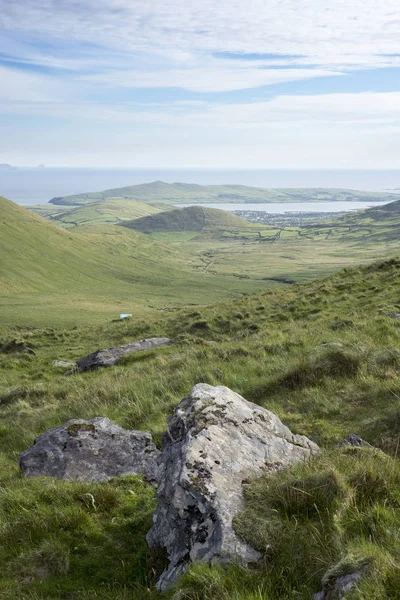 Exuberante vista rochosa das montanhas em Kerry condado — Fotografia de Stock