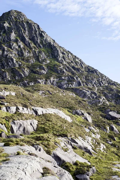 Mountain peak and cliffs at the conor pass — Stock Photo, Image