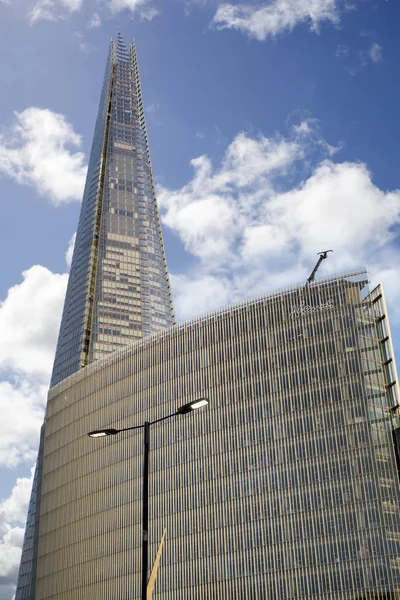 オフィスブロックの上にそびえ立つシャード超高層ビル — ストック写真