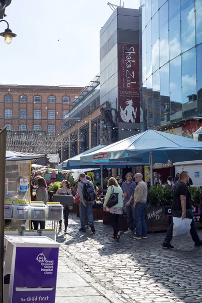 Shopping scene di strada da camden città — Foto Stock