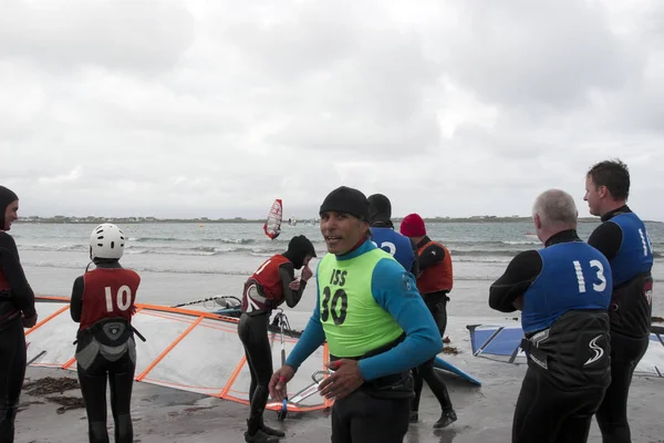 Many wild Atlantic way windsurfers getting ready — Stock Photo, Image