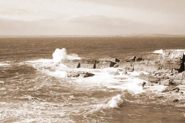 Costa rochosa na Irlanda do Norte — Fotografia de Stock