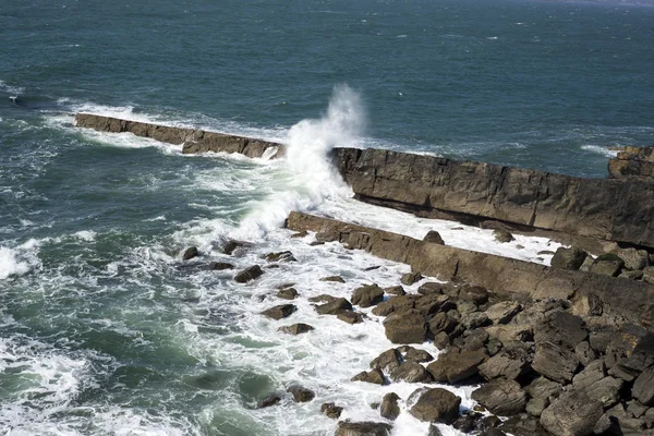 ケリー島の岩の多い海岸線は — ストック写真