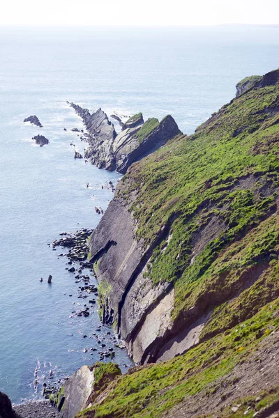Kivinen pilkullinen rantaviiva ja kalliot — kuvapankkivalokuva
