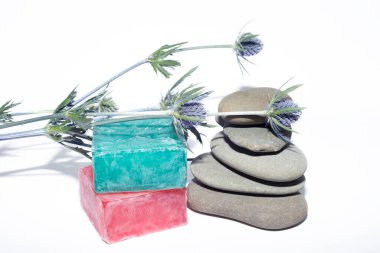 Gri çakıl taşları ve lavanta ile çeşitli gölgeleri temizler.