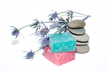 Gri çakıl taşları ve lavanta ile çeşitli gölgeleri temizler.