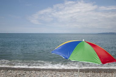 Yukarıdan bir manzaralı sörf ile kayalık plaj