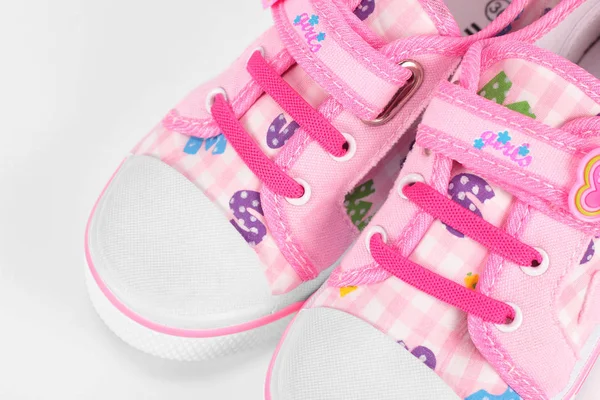 Roupas Sapatos Bolsas Crianças Sapatilhas Rosa Sobre Fundo Branco — Fotografia de Stock