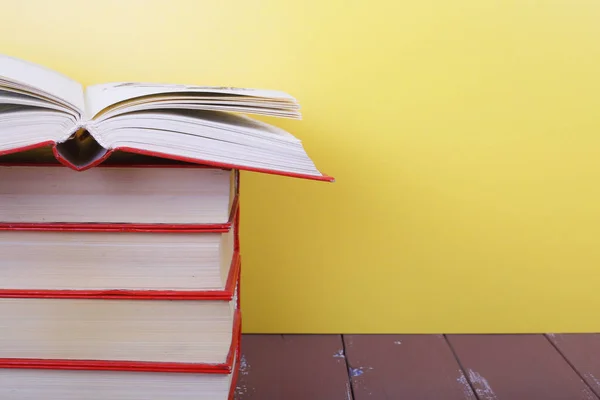 Ciencia Educación Fragmento Montón Libros Rojos Una Vista Frontal Abierta — Foto de Stock