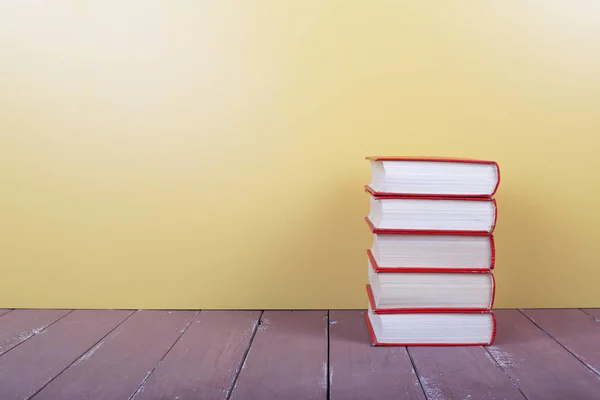 Tudomány Oktatás Halom Csoport Vörös Könyv Fából Készült Asztal Sárga — Stock Fotó