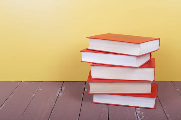 Наука Образование Группа Красных Книг Деревянном Столе Желтом Фоне — стоковое фото