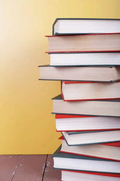 Tudomány Oktatás Nagy Halom Csoport Colorfull Könyvek Fából Készült Asztal — Stock Fotó