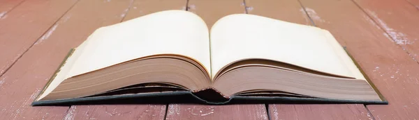 Nauka Edukacja Stary Pusty Otwartej Książki Drewnianym Stole Białe Tło — Zdjęcie stockowe
