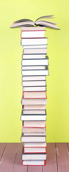 Tudomány Oktatás Felhőkarcoló Halom Csoport Könyvek Egy Nyitott Felső Elülső — Stock Fotó