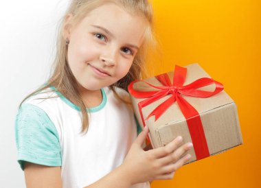 Hediyeler, alışveriş ve mevcut - hediye kutusu güzel kız'ın bağlı bir ahşap arka plan üzerinde eller..