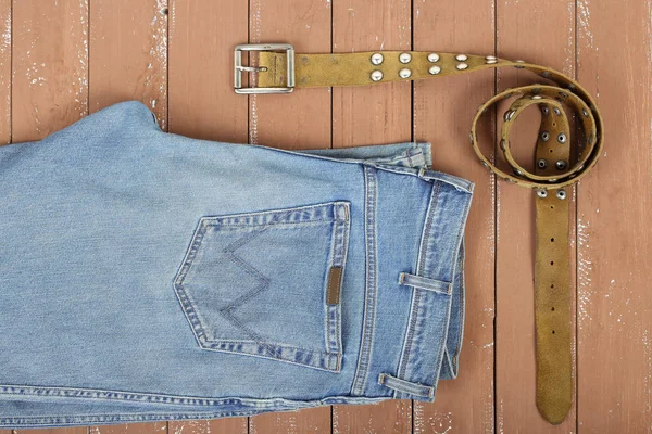 Kleding Schoenen Accessoires Bovenaanzicht Lederen Riem Blue Jeans Een Houten — Stockfoto