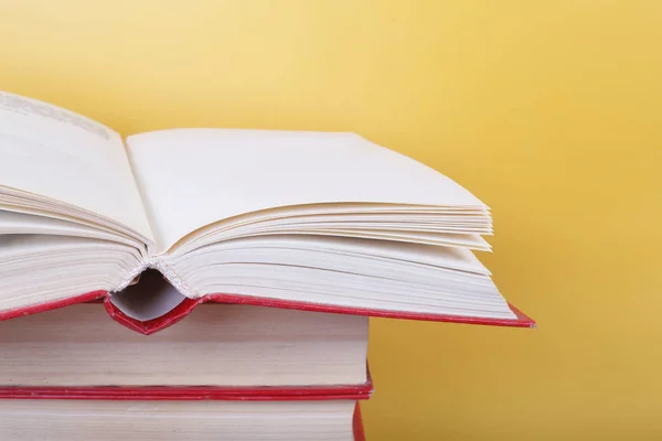 Ciencia Educación Fragmento Montón Libros Rojos Una Vista Frontal Abierta — Foto de Stock