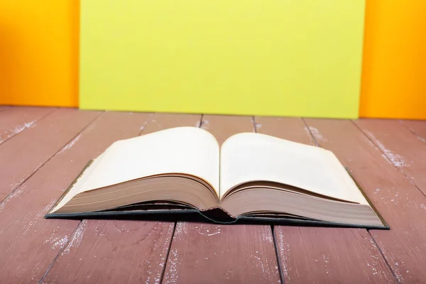 Ciencia Educación Antiguo Libro Abierto Vacío Sobre Mesa Madera Fondo — Foto de Stock