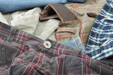 Giysi, Ayakkabı ve aksesuarları - üstten görünüm yığın kirli renkli kot arka plan