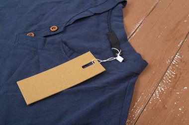 Giysi, Ayakkabı ve aksesuarları - ahşap arka plan üzerinde bir etiket ile portre mavi Polo Gömlek