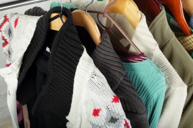 Giysi, Ayakkabı ve aksesuarları - kadın kazak elbise askısı üzerinde asılı