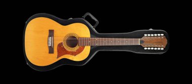Müzik aleti - Vintage 12 telli akustik gitar yukarıdan bir siyah arka plan üzerine izole bir davada zor durumda zor.