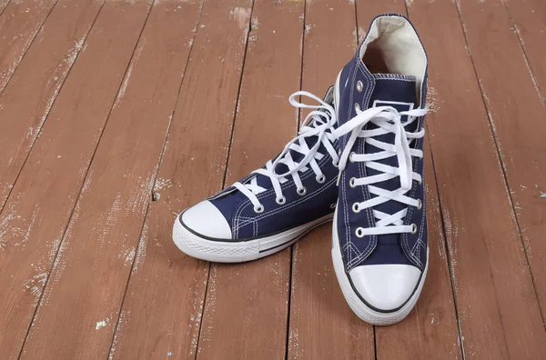 Roupas Sapatos Acessórios Closeup Pair Blue Gumshoes Sobre Fundo Madeira — Fotografia de Stock