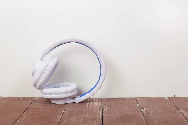 Equipo Musical Auriculares Inalámbricos Azules Blancos Sobre Fondo Blanco Madera — Foto de Stock