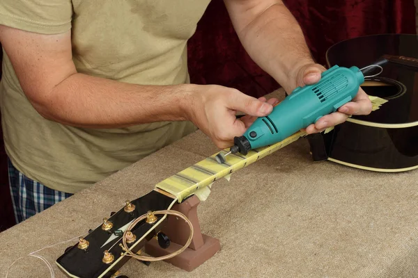 Strumento Musicale Riparazione Servizio Chitarra Operaio Che Lucida Tasti Del — Foto Stock