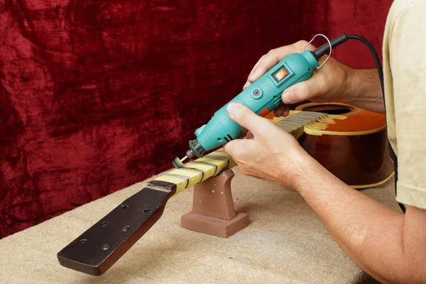 Enstrüman gitar tamir ve Servisi - gitar boyun parlatma işçi dremel ve Yapıştır GOI frets.