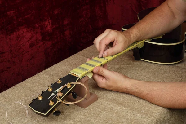 Reparatur Und Service Von Musikinstrumenten Arbeiter Polieren Gitarrenhals Bünde Schleifpapier — Stockfoto